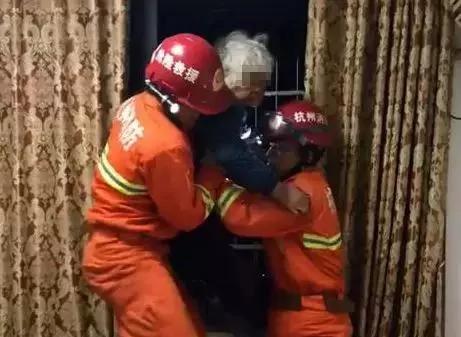 老人被兒子鎖在窗檯滿臉是傷 獲救後不願就醫:沒錢! 2 老人被兒子鎖在窗檯滿臉是傷 獲救後不願就醫:沒錢!