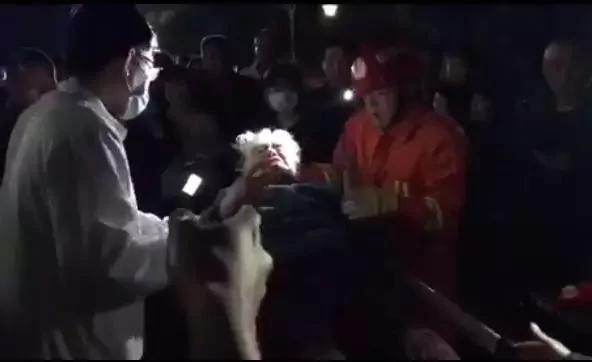 老人被兒子鎖在窗檯滿臉是傷 獲救後不願就醫:沒錢! 5 老人被兒子鎖在窗檯滿臉是傷 獲救後不願就醫:沒錢!