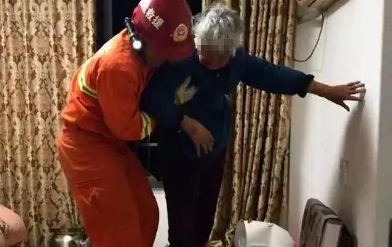 老人被兒子鎖在窗檯滿臉是傷 獲救後不願就醫:沒錢! 3 老人被兒子鎖在窗檯滿臉是傷 獲救後不願就醫:沒錢!