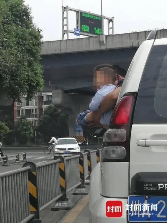如此熊家長!公路上男子將小孩抱出車窗外撒尿! 2 如此熊家長!公路上男子將小孩抱出車窗外撒尿!
