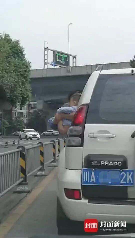 如此熊家長!公路上男子將小孩抱出車窗外撒尿! 3 如此熊家長!公路上男子將小孩抱出車窗外撒尿!