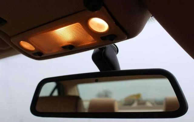開車遇到窄路時 怎麼判斷車寬是否能通過？