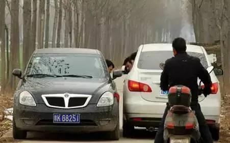 開車遇到窄路時 怎麼判斷車寬是否能通過？
