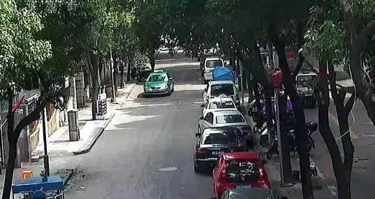 開車遇到窄路時 怎麼判斷車寬是否能通過？