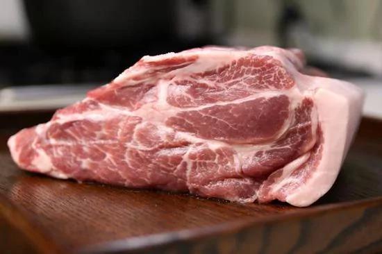 從冰箱拿出的凍肉怎樣才能快速解凍？