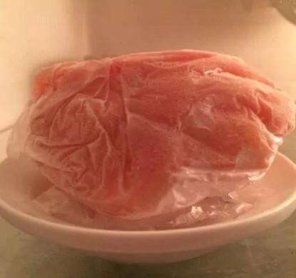 從冰箱拿出的凍肉怎樣才能快速解凍？