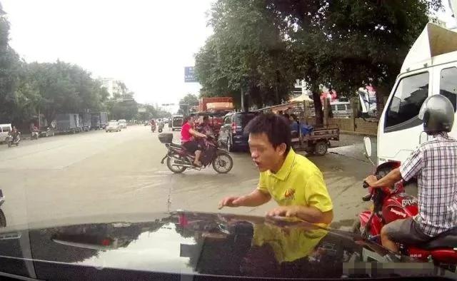 驚悚!男子稱遭運屍車碰瓷 被逼向「屍體」鞠躬 4 驚悚!男子稱遭運屍車碰瓷 被逼向「屍體」鞠躬