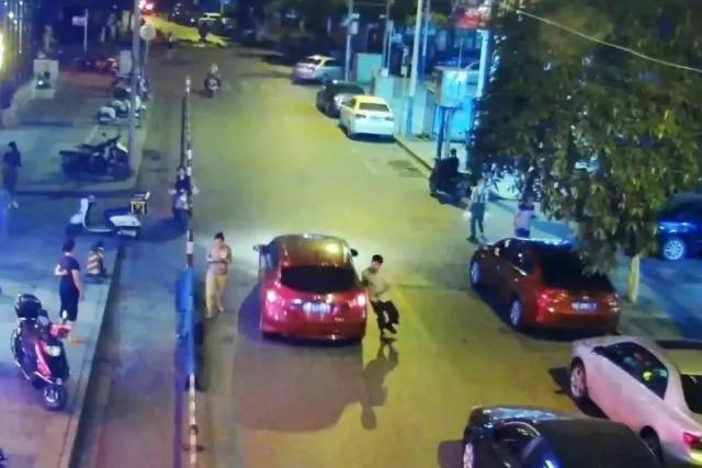 驚悚!男子稱遭運屍車碰瓷 被逼向「屍體」鞠躬 6 驚悚!男子稱遭運屍車碰瓷 被逼向「屍體」鞠躬