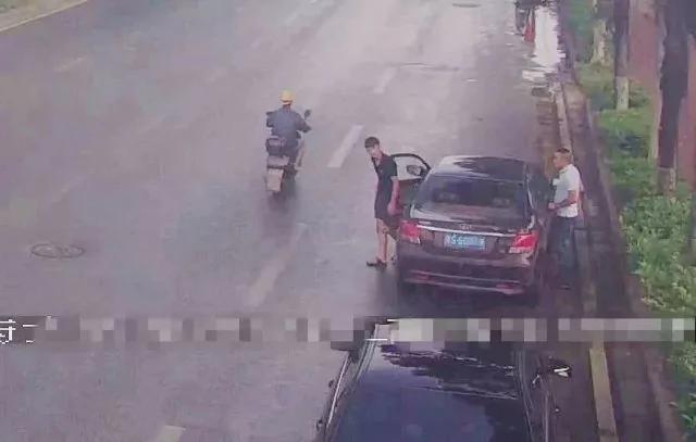 驚悚!男子稱遭運屍車碰瓷 被逼向「屍體」鞠躬 7 驚悚!男子稱遭運屍車碰瓷 被逼向「屍體」鞠躬