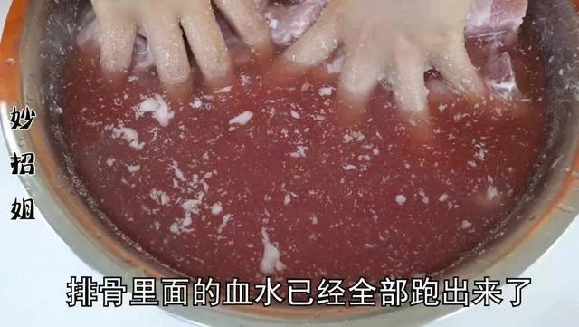 清洗排骨最正確的方法 1分鐘髒東西全跑出來!這樣煮的排骨會更香 6 清洗排骨最正確的方法 1分鐘髒東西全跑出來!這樣煮的排骨會更香
