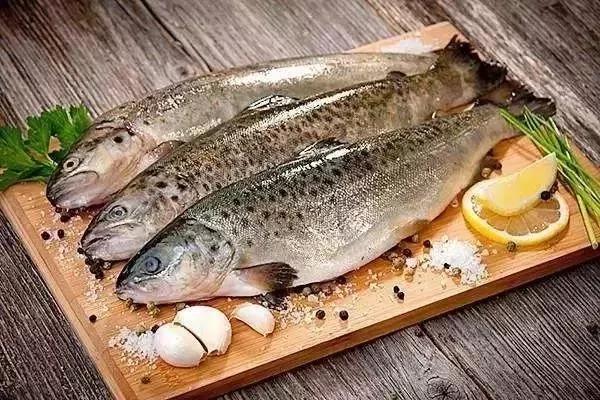 燉魚時加了這個 美味得讓鄰居都點贊！居然沒一點腥味