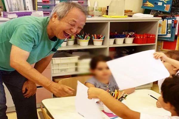 因為對三個孫子的思念 75歲的老爺爺拿起畫筆學畫畫 「給孫子畫的畫」 成了「網紅」 2 因為對三個孫子的思念 75歲的老爺爺拿起畫筆學畫畫 「給孫子畫的畫」 成了「網紅」