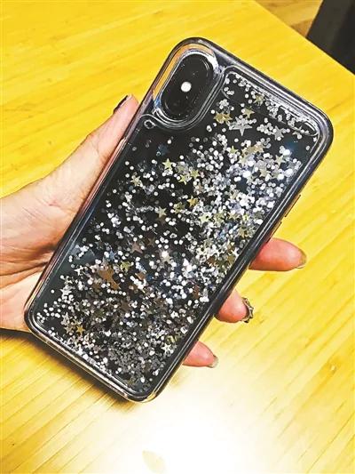 尷尬！女子攜帶這種手機殼乘機 安檢人員要求託運