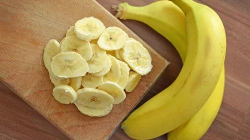 香蕉可以补充能量，保护胃粘膜，润肠道，安神助，维持心情愉悦。（图片来源：Adobe Stock）