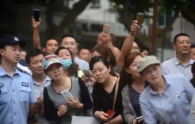 靠撿垃圾度日的上海媽媽 把倆孩子培養成億萬富翁 26 靠撿垃圾度日的上海媽媽 把倆孩子培養成億萬富翁
