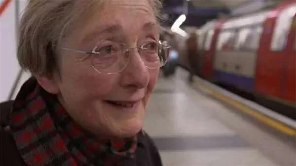 10年來她天天到地鐵站但卻不搭乘 奇怪舉動引起站務員的注意 原因令人感動！