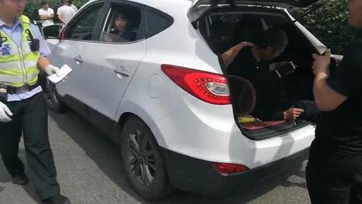 一家九口擠五座車出遊:後排六人 爺爺躺在後備廂! 2 一家九口擠五座車出遊:後排六人 爺爺躺在後備廂!