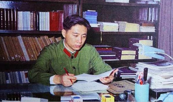 【文革老照片】張春橋揭發王洪文腐敗竟然是王使用了這個！