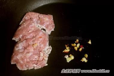 巧做超下飯的泰式打拋皮蛋