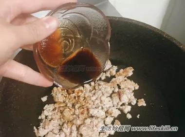 巧做超下飯的泰式打拋皮蛋
