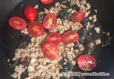巧做超下飯的泰式打拋皮蛋