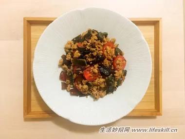 巧做超下飯的泰式打拋皮蛋