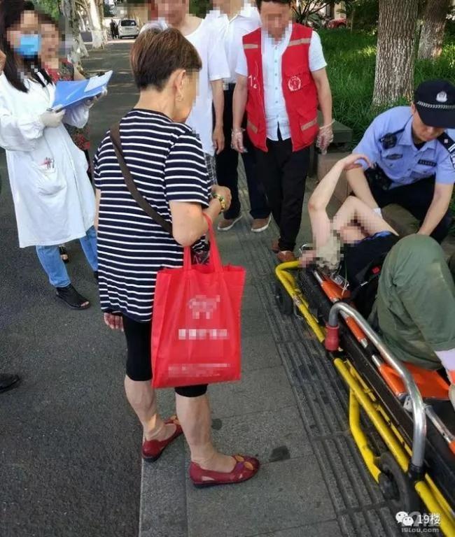 漂亮姑娘酒吧出來癱在草叢 身上全是…