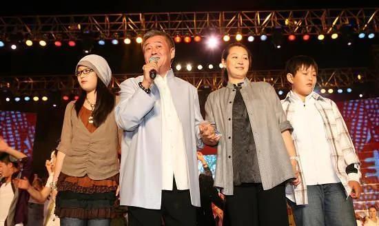 曝赵本山妻儿移民新加坡曾称自己永远是中国人