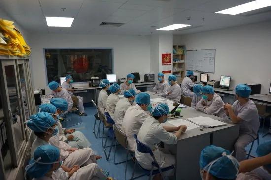 深夜医护人员还在开会