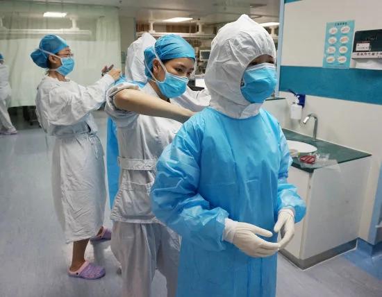 护士穿上防护服需要10分钟