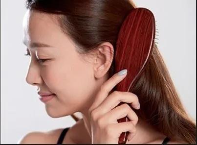 小心错误梳头 越梳越脱发