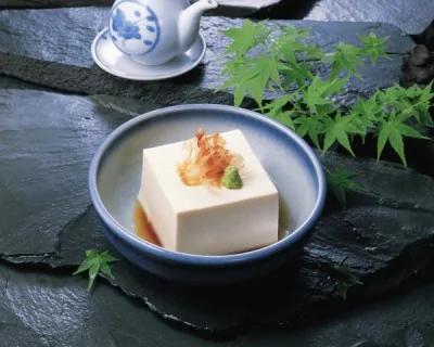 日式早餐上榜,通常有米饭、豆腐、腌菜、海带、鱼及玉子烧,报导认为,这与西式早餐不同,都是低糖食物,又含有丰富的锰、镁、硒、钾和维生素A。(资料照)
