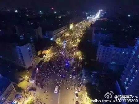 6月8日晚，山东济宁市兖州区发生抢孩子事件，当地警方事发时出警慢引众怒掀警车，事件造成1死2伤。（网络图片）