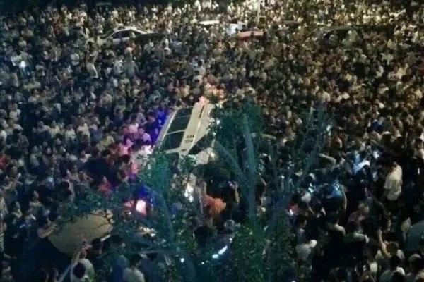 6月8日晚，山东济宁市兖州区发生抢孩子事件，当地警方事发时出警慢引众怒掀警车，事件造成1死2伤。（网络图片）