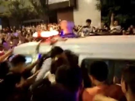 6月8日晚，山东济宁市兖州区发生抢孩子事件，当地警方事发时出警慢引众怒掀警车，事件造成1死2伤。（网络图片）