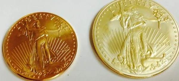 美國貨幣協會指出，假金幣正以驚人的比率及速度進入市場。圖為真一盎斯美國鷹金幣（左）及假冒的金幣（右）。（網路圖片）