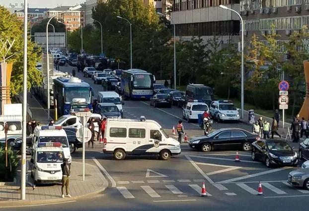 警方封闭军委大楼一侧的马路。(老兵提供/记者乔龙)