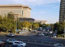 中央军委大楼一侧,警方封闭马路。(老兵提供/记者乔龙)