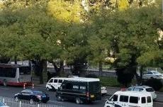中央军委大楼前的警车。(老兵提供/记者乔龙)