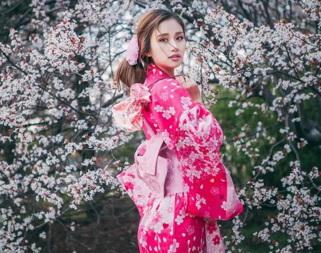 日本女人和服后面的那个神秘的小包包，到底是做什么用的？