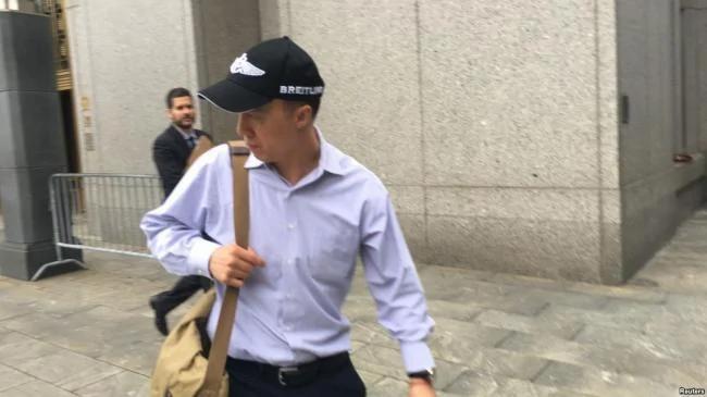 在纽约向联邦法官就充当中国政府间谍问题认罪的美国联邦调查局资深美籍华裔雇员秦昆山(音译,Kun Shan Chun)(2016年8月1日)