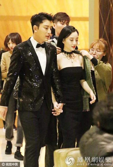 近日，李小璐、贾乃亮现身某酒店。李小璐、贾乃亮手牵手秀恩爱，李小璐助理在一旁给其披上外套，好生伺候着，羡煞旁人。（图文/视觉中国）