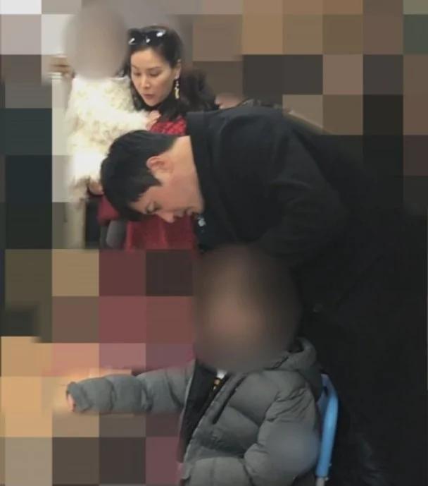 张东健携妻低调现身儿子入学式一家四口其乐融融 禁闻网