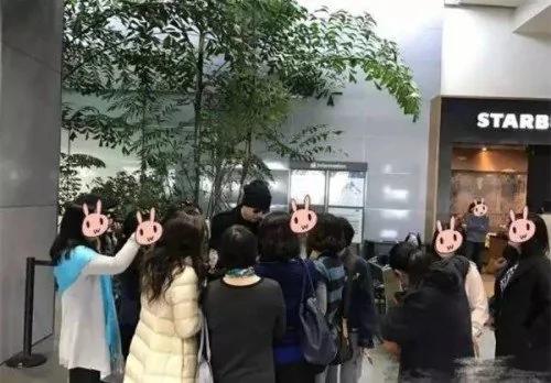 3月4日凌晨，胡歌抵达美国旧金山机场，被大批粉丝包围。（网络图片）