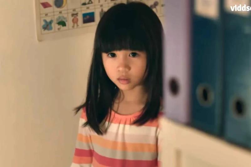 母亲怒吼外佣〝妳真笨〞，没想到第二天就在女儿身上看到自己的冷酷。（视频截图）