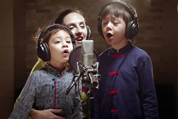 安娜携儿子诺一、女儿霓娜为动画电影《冰雪大作战》演唱宣传曲《我是你的风》。(视频截图)