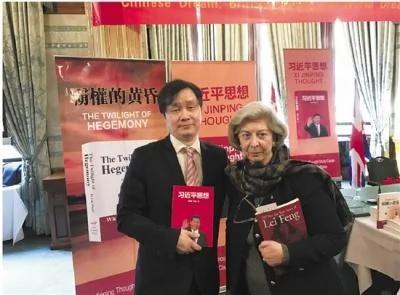 出版商黄永军与前英国驻美国大使夫人,伦威克男爵夫人 Lady Renwick合影(网络图片)
