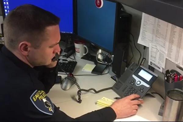威斯康辛州欧克雷尔(Eau Claire)市警察局警察凯尔.罗德(Kyle Roder)和疑似诈骗分子通话。(欧克雷尔市警察局脸书)