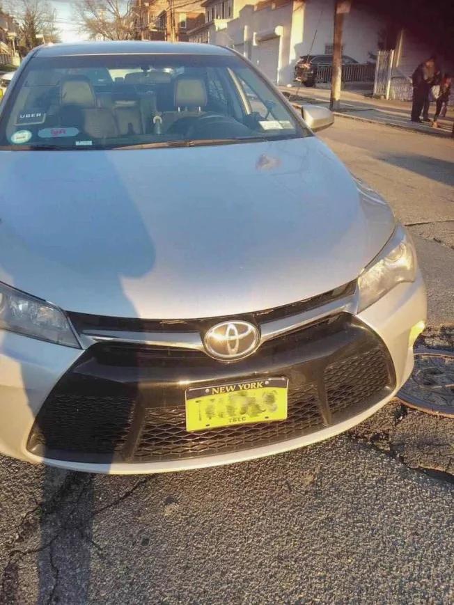 发生车祸后,男童母亲赶往现场拍下肇事车辆照片,显示当时有阳光、天色仍亮。(王家人提供)