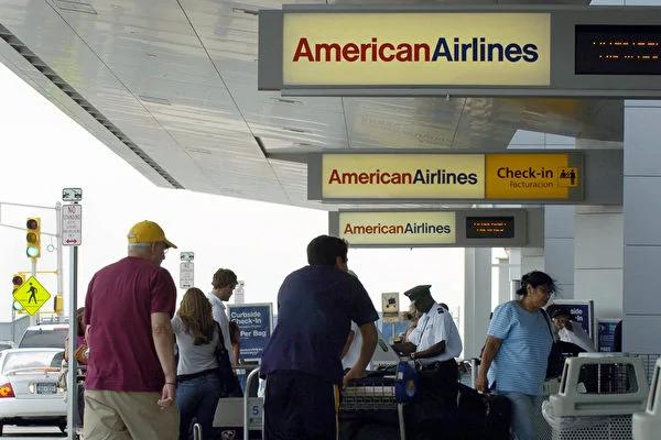 美国航空(American Airlines)公司周五(4月21日)成为社交媒体热议焦点,一架由旧金山飞往达拉斯-沃斯堡的班机,发生机组员和乘客争吵事件,被人上传到脸书。(STAN HONDA/AFP/Getty Images)